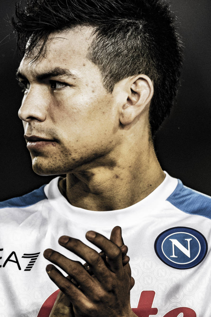 Chucky Lozano en partido con el Napoli